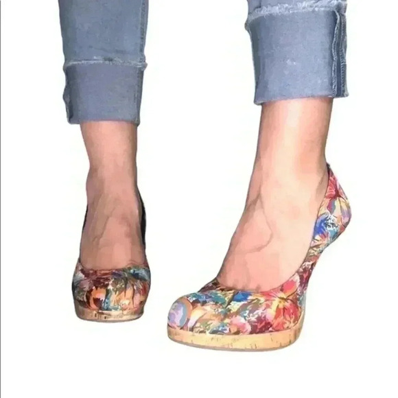 FIONII BEAUTIFUL FLOWER STILETTOS ⬇️PRICE DROP⬇️. - Picture 3 of 4